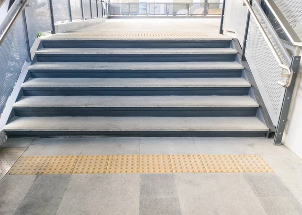Şehirdeki Banliyö Tren Istasyonuna Giden Köprüdeki Metal Korkuluklu Modern Merdiven — Stok fotoğraf