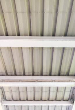 Metal çatının elektrik ampullü perspektif görüntüsü şehirdeki tren istasyonunun merdivenlerini, fotokopi alanının ön manzarasını kapsıyor..