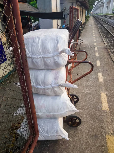Bílé Balíčkové Tašky Vozíku Jsou Připraveny Odeslání Nákladní Vlak Blízkosti — Stock fotografie