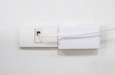 Telefon kablosu, internet bağlantısı için evin duvarındaki sokete, küçük ofiste kullanmak için ADSL internete, fotokopi alanı ile ön görünüme bağlanır..