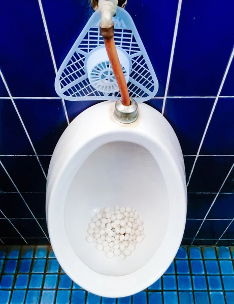 Schmutziges Pissoir — Stockfoto