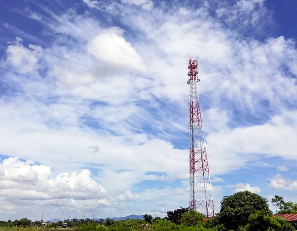 Torre de telecomunicaciones — Foto de Stock