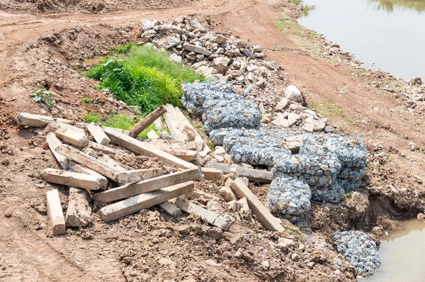 Detritos da barragem velha — Fotografia de Stock