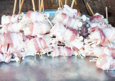 Pastırma rulo mantar ile