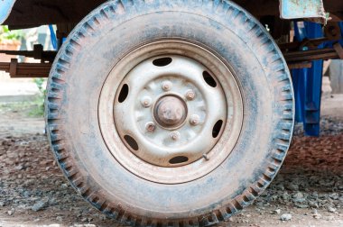 Kirli eski lastikler