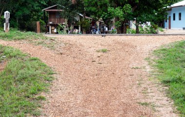 Dağ eteğindeki taş yığını yamaçlarda yol