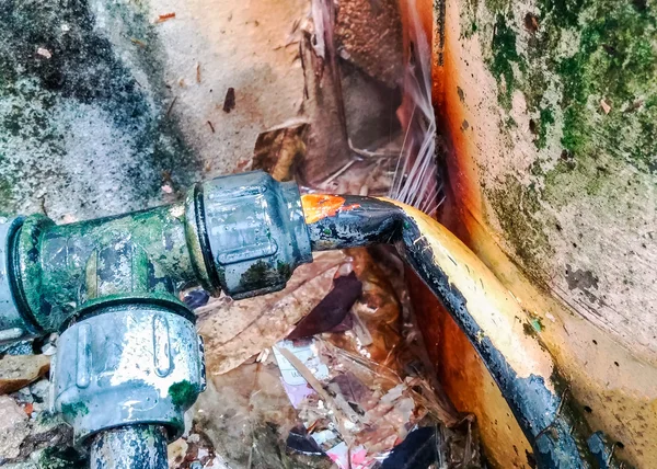 Kaçak gelen eski borular