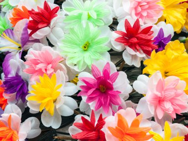 Kirli yapay çiçekler