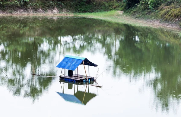 Pequeña casa flotante — Foto de Stock