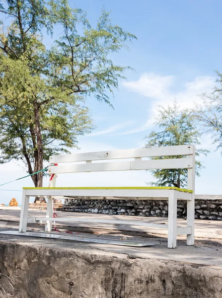 Banc en bois blanc — Photo