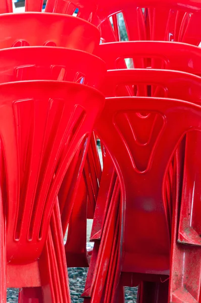 Stapel rode plastic stoelen — Stockfoto