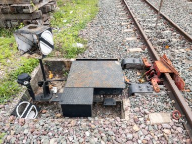 Zorlu bir tren raydan çıkarıcısının kapatılması, kaçak girişini engellemek ya da kaçak hareketini önlemek için çok önemli bir güvenlik mekanizması olarak demiryolu kenarına yerleştirilmiştir..