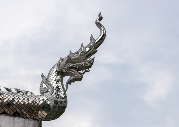 Dragón cabeza escultura con mosaico de plata —  Fotos de Stock