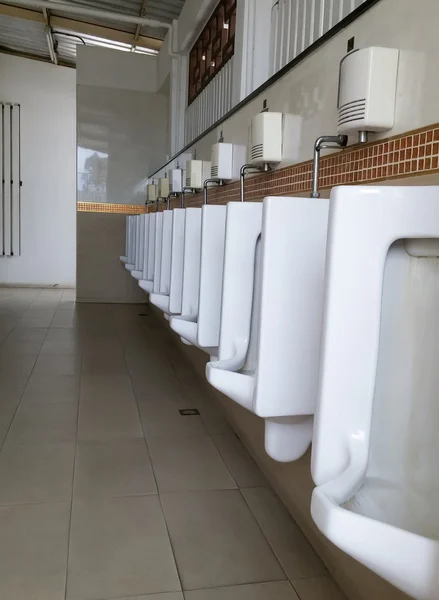 Reihe weißer Urinale — Stockfoto