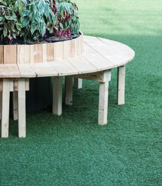 Kavisli ahşap koltuk