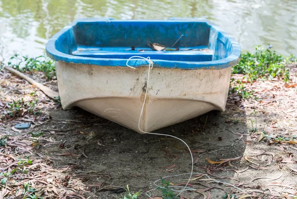 Antiguo bote de remo de plástico — Foto de Stock
