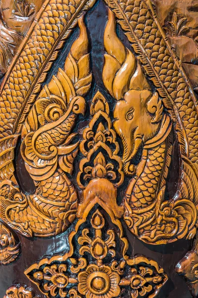 Vieux éléphant sculpté et dragon — Photo