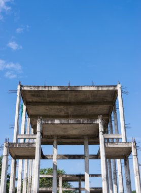 Bitmemiş modern bina