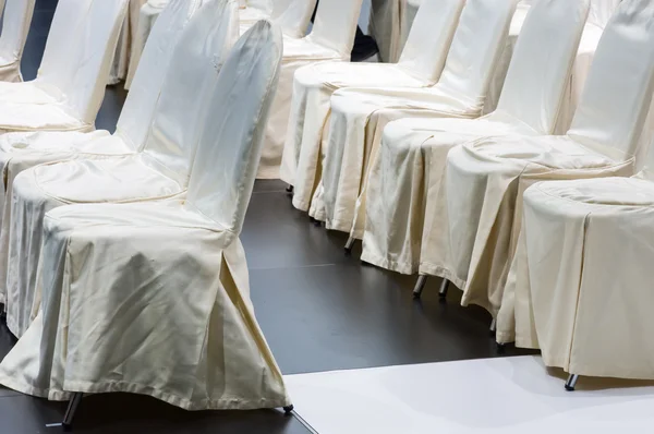 Ряд белого стула — стоковое фото