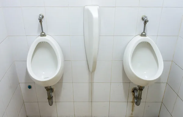 Urinarios blancos sucios — Foto de Stock