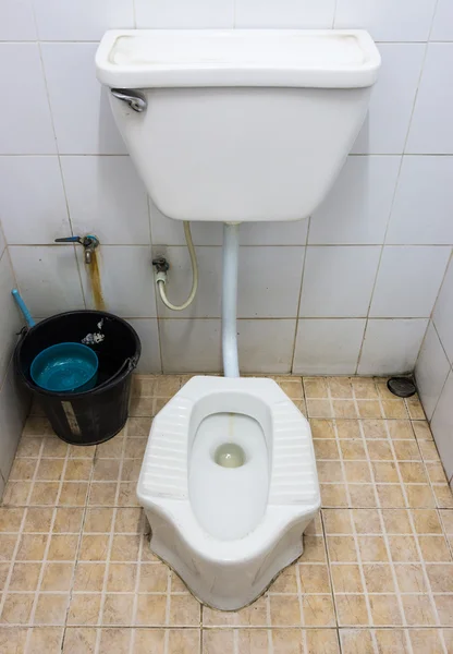 Schmutzige öffentliche Toilette — Stockfoto