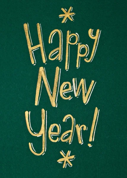 Felice anno nuovo biglietto di auguri iscrizione in oro su sfondo verde — Foto Stock