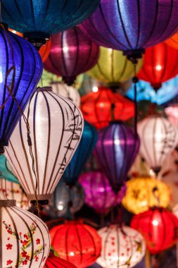Kağıt fenerler Hoi sokaklarında bir