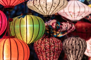 Kağıt fenerler Hoi sokaklarında bir