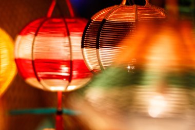 Kağıt fenerler Hoi sokaklarında bir