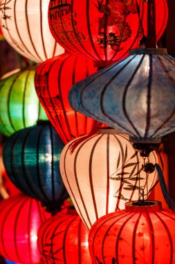 Kağıt fenerler Hoi sokaklarında bir