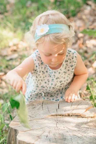 Girl sweeps a stump with a slop — Fotografia de Stock