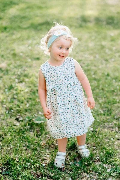 Little girl playing on the grass — Stock Photo, Image