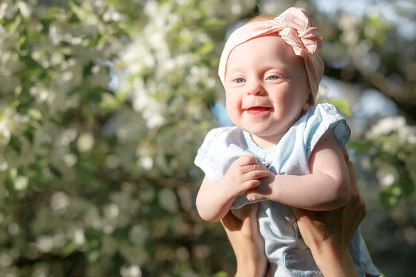 Happy Childhood. Joyful mother tossing up his daughter, throwing little girl up in the air. — Stock Photo, Image