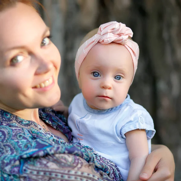 Mom is always close up. Mother and daughter in nature. — Fotografia de Stock