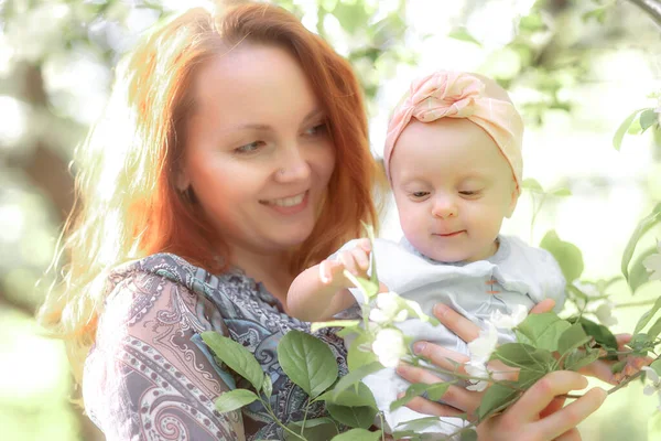 Mom is always close up. Mother and daughter in nature. — Fotografia de Stock