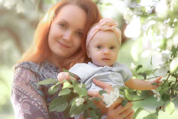 Mom is always close up. Mother and daughter in nature. — Fotografia de Stock