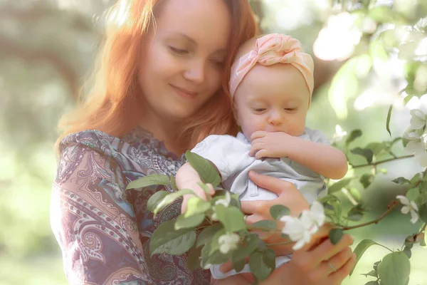 Mom is always close up. Mother and daughter in nature. — Fotografia de Stock