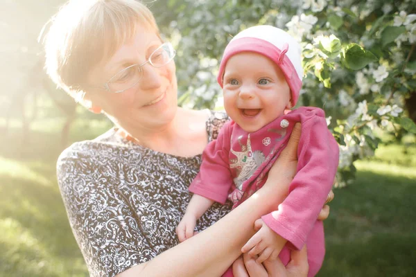 Grandmother and granddaughter child enjoying tender moment, embracing, two generations. — Stock Photo, Image