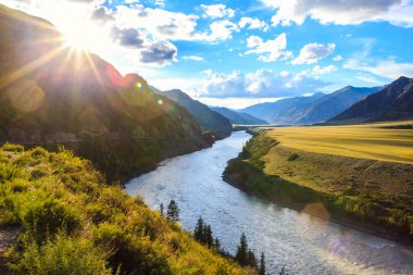Gün batımında Dağ Nehri Katun