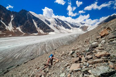 Bir turist Bolşoy Aktru buzulunun tepesine tırmandı, Altay, Rusya.