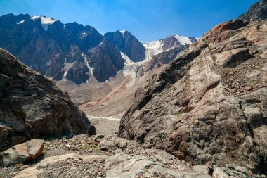 Altai Dağları. Bolşoy Aktru Buzulu 'na giden yol.