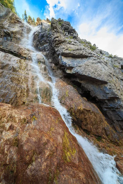 Водопад в горах Алтая прекрасен — стоковое фото