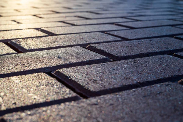 Design in mattoni grigi sulla strada per i pedoni. marciapiedi, strade, pavimentazioni, marciapiedi vintage e moderni — Foto Stock