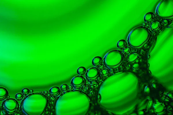 Grüne Tropfen und Blasen Hintergrund — Stockfoto