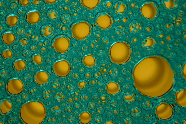 Goldblasen auf grünem Hintergrund — Stockfoto