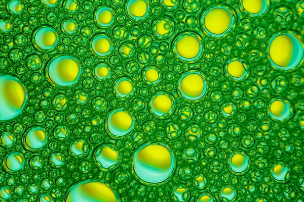 Gelbe Blasen auf grünem Hintergrund — Stockfoto