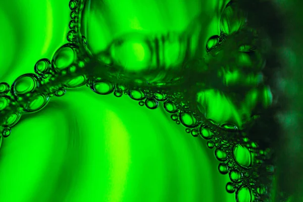 Grüne Tropfen und Blasen Hintergrund — Stockfoto