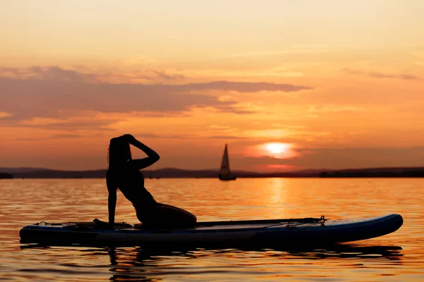 Silhouette Woman Girl Paddle Boarding Sunset Recreation Sport Paddling Ocean — Stock Photo, Image