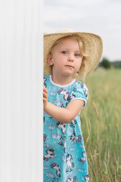 Cute Little Girl Straw Hat Looks Out Corner High Quality — Stock Photo, Image