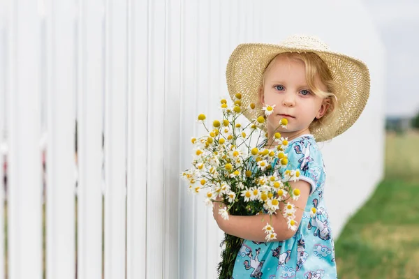 Portrait Little Girl Straw Hat Bouquet Daisies High Quality Photo — Stock Photo, Image